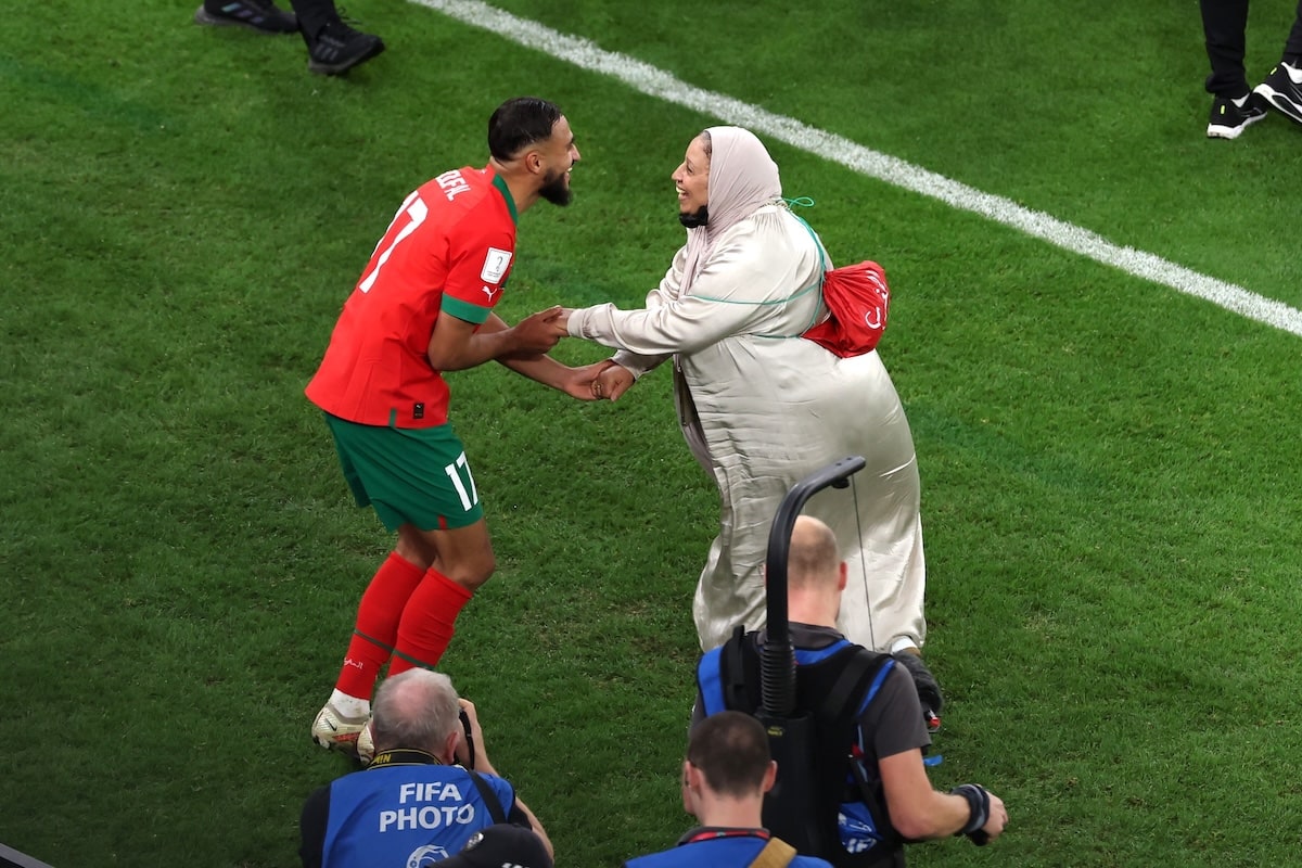 Sofiane Boufal và mẹ cùng nhảy múa trên sân cỏ, khoảnh khắc làm tan chảy triệu trái tim