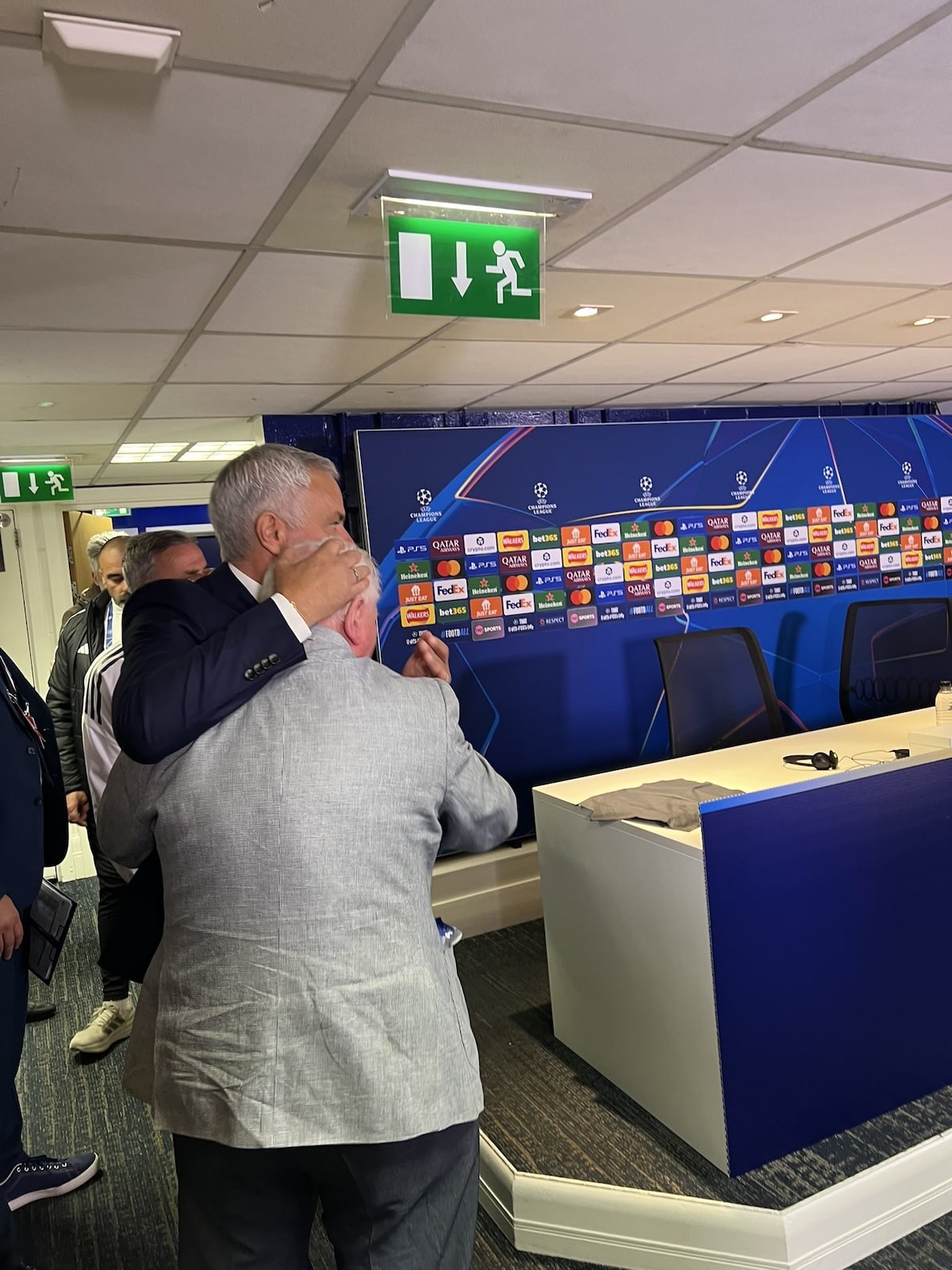 Mourinho ôm cựu nhân viên lâu năm của Chelsea