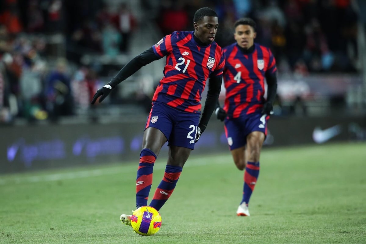 Vì sao các cầu thủ Ý đeo miếng che mắt trong khi tập luyện? 3 Sự thay đổi vị trí của Timothy Weah không chỉ đơn thuần là do chiến thuật