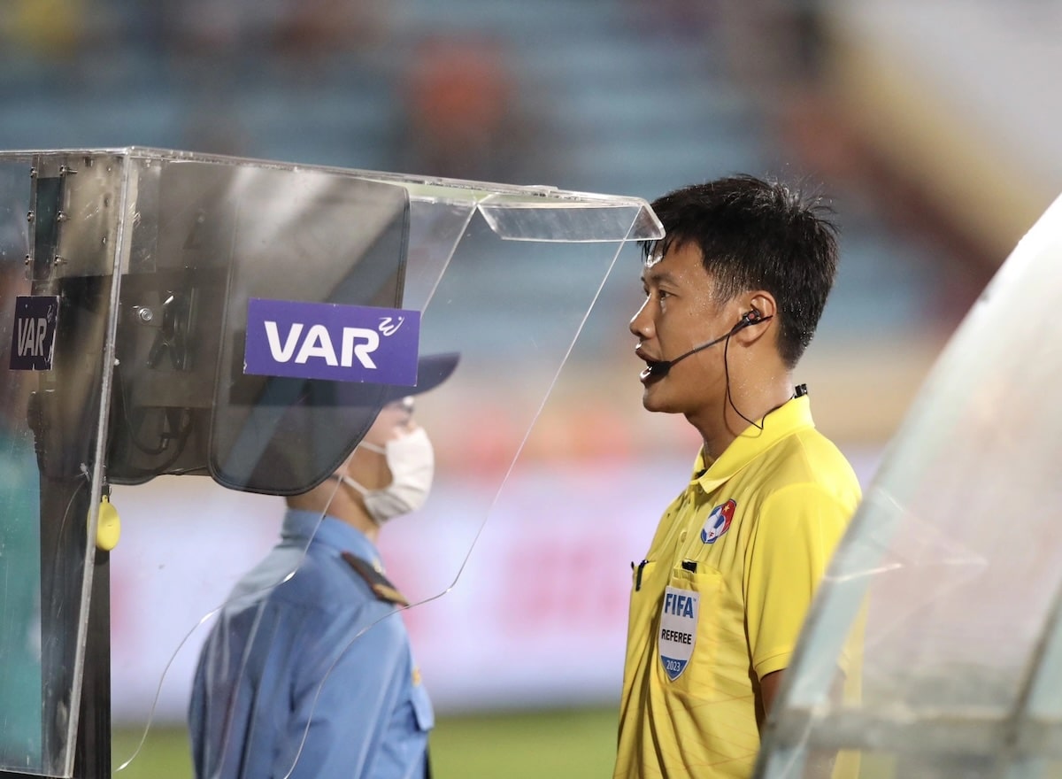 Giải thích chi tiết các lỗi phạt trong bóng đá từ A - Z 2 Đội ngũ trọng tài, bao gồm cả VAR, làm việc cùng nhau đảm bảo tính chính xác luật