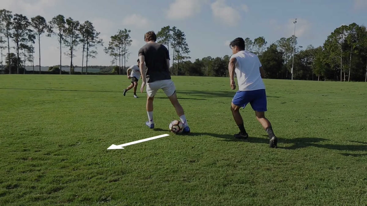 Nghệ thuật đánh gót ngẫu hứng và bí mật của siêu phẩm túc cầu 3 Kỹ thuật tiếp xúc bóng bằng gót: cần sự chính xác tuyệt đối để tạo ra siêu phẩm