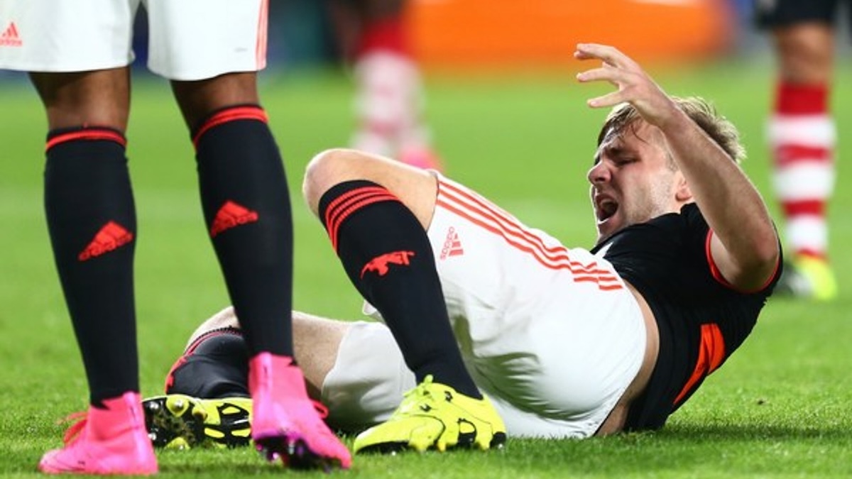 Luke Shaw tái sinh, là chìa khóa thành công của Amorim ở MU 2 Chấn thương gãy chân Luke Shaw năm 2015 tại Eindhoven là khoảnh khắc đen tối nhất sự nghiệp cầu thủ này