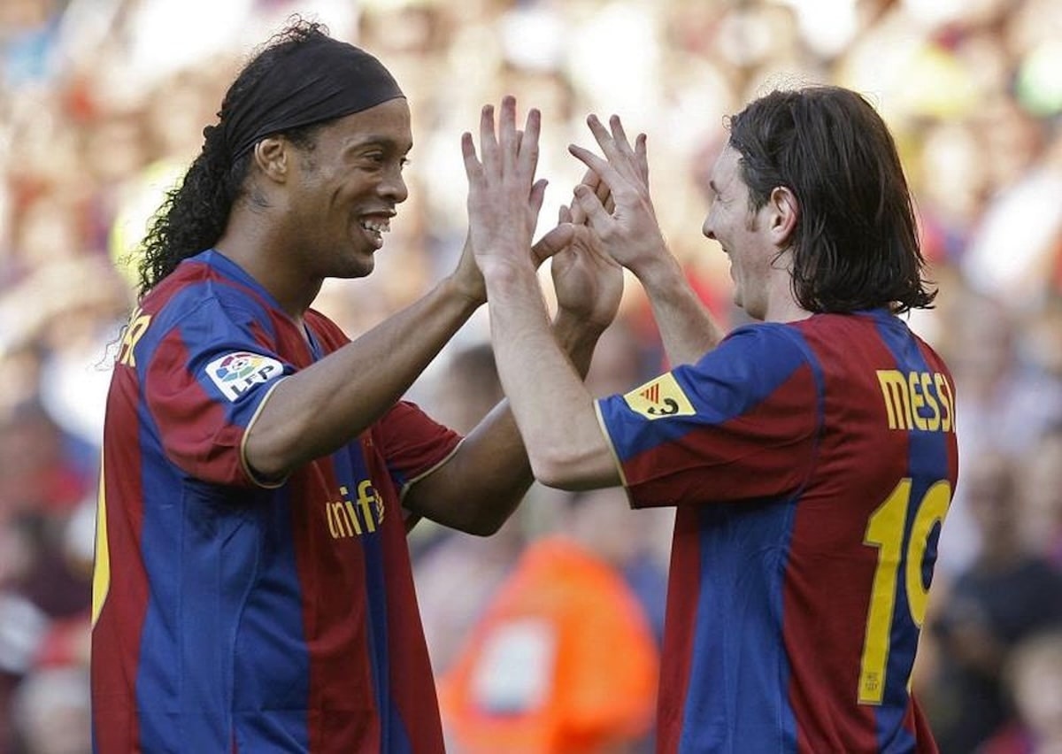 Messi vô địch Cúp C1 mấy lần? Thành tích của Messi tại Cúp C1 2 Ronaldinho dẫn dắt Barcelona, dìu dắt Messi ghi bàn thắng đầu tiên tại Champions League