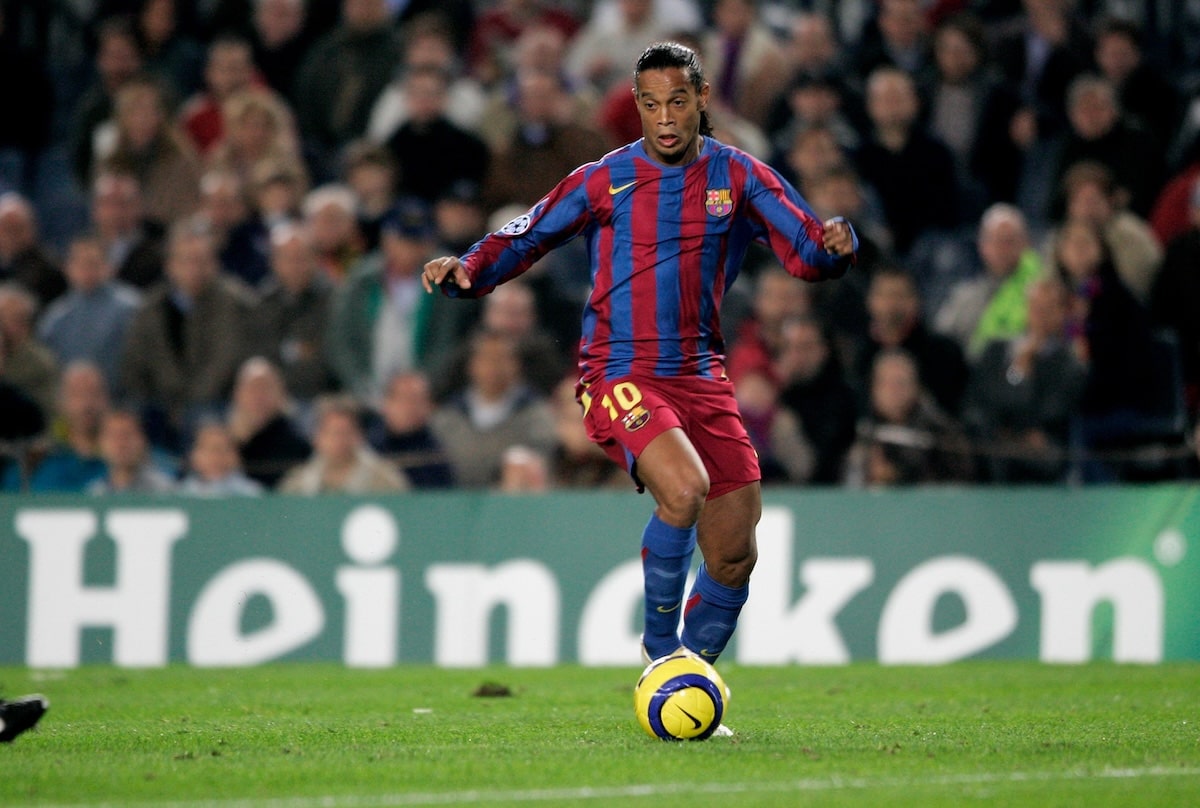 Nghệ thuật đánh gót ngẫu hứng và bí mật của siêu phẩm túc cầu 7 Ronaldinho chuyền gót ngẫu hứng, biến kỹ thuật thành trình diễn bóng đá đầy nghệ thuật