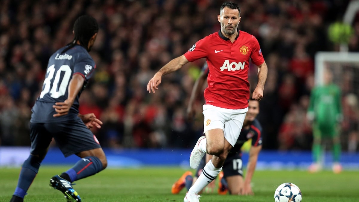 Bạn có biết ai là cầu thủ vĩ đại nhất Manchester United? 4 Ryan Giggs - Biểu tượng MU với kỷ lục 13 chức vô địch Premier League không ai sánh kịp